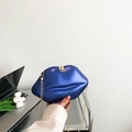Bolso con cadena metálico azul violeta con forma de labios y cremallera doble dorada - Azul