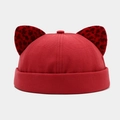 Dettaglio del berretto docker rosso in cotone con orecchie tonde maculate leopardate - Rosso vino con orecchie di gatto leopardate