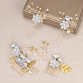 Dettaglio di forcine con fiori in tessuto azzurro, foglie in metallo dorato e perle - Set accessori per capelli / Celeste