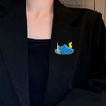 Spilla smaltata Notte Stellata con finitura in metallo blu e oro su un blazer nero da uomo - Motivo Notte Stellata-Blu