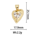 Détail macro du pendentif coeur plaqué or 18k montrant les dimensions 25,1 x 17,9 mm - Pendentif Cœur en Métal Doré avec Pierre Centrale Transparente (DZ-184)