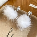 Detalle de pompones blancos de felpa y dijes de copos de nieve con perlas elegantes - Perno de plata-Blanco
