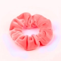Chouchou en velours rose corail avec texture plissée douce sur fond blanc - Rose Corail