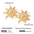 Dettaglio orecchini a sole dorati con dimensioni 4,86 cm e materiale in acciaio inox - Oro