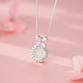 Collana in argento S925 con ciondolo a farfalla in agata bianca su sfondo rosa morbido - Argento 925 / Collana Farfalla Agata Bianca