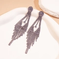 Détail de boucles d'oreilles pendantes à pompons violets avec strass géométriques - Géométrique / Violet