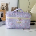 Beauty case trapuntato a scacchi viola e bianchi con fiocchi rosa e manico superiore - Quadretti viola grandi con fiocco