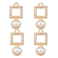 Makro-Detail von vier goldenen Perlen- und Zirkonanhängern für DIY-Schmuck - Quadratischer Rahmen Perle (px1086-2)