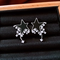 Detalle de pendientes de estrella con esmalte negro y borlas de circón colgantes - Perno de plata-Negro