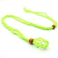 Detalle del collar de cordón trenzado verde neón con bolsa de red y cuentas de madera - Collar Verde