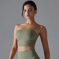 Détail du haut tube sans bretelles vert foncé et ensemble de yoga taille haute mat - S / Hauts / Cacao