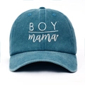 Detail der BOY mama Stickerei auf der gewaschenen blauen Vintage Baumwoll-Basecap - Verstellbar / Blau