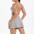 Détail d'ensemble de yoga gris avec bretelles croisées et jupe de tennis plissée - S / Haut Et Bas / Gris Givré