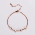Dettaglio bracciale a serpente in oro rosa con perle esagonali e incisione 18KGP su acciaio - Oro rosa