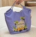 Bolso tote de nailon morado con bordados veraniegos y asas de cuadros negros y blancos - Coche Clásico de Playa Morado