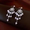 Orecchini vintage in argento con nappe di perle e strass su sfondo in pelle scura - Stile Nappa Argento