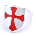 Anello da uomo a scudo con croce rossa intarsiata su fascia in argento lucido - US 7 / Color Acciaio (09503)