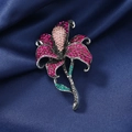 Spilla vintage a giglio con strass rosa su sfondo di seta blu scuro - Rosa Rosso