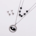 Detalle de conjunto de collar y pendientes de acero plateado con colgantes de mal de ojo - Negro Acero