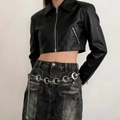 Cadena de cintura de mariposa plateada con chaqueta de cuero negro y falda vaquera - Plata Luna K0154