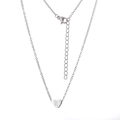 Détail du pendentif cœur argenté avec lettre R gravée sur une fine chaîne en acier - Lettre R / Acier