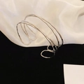 Dettaglio del bracciale a più strati in argento con trama in metallo martellato - Argento