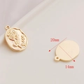 Vue détaillée d'un pendentif rose en or 14K 20x14mm avec relief floral et texte gravé - Rose 14K / 20mm*14mm