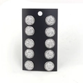 Lot de cinq paires de boucles d'oreilles rondes argentées sur emballage carton noir - Lot de 5 Paires / Paillettes Argentées