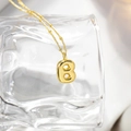 Dettaglio del ciondolo a lettera B palloncino 3D placcato oro 18K con catena a sfere - un solo ciondolo, senza catena / Lettera B