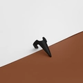 Close-up van een zwarte punk klauwring op een minimalistische esthetische achtergrond - Zwart