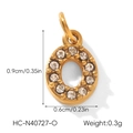 Vue détaillée du pendentif lettre O doré avec cristaux et dimensions de 0,9 cm - Lettre O (HC-N40727-O)