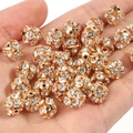 Nahaufnahme goldener hohler Legierungsperlen mit eingelegten Strasssteinen für DIY-Schmuck - 6mm (50 Stück Packung) / Yangmei-Ball KC Gold Weißer Strass