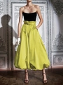 Elegante zwarte bandeau top met een hoog getailleerde citroengele satijnen rok en riem - S / Geel