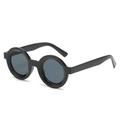 Klassische minimalistische runde schwarze Sonnenbrille mit poliertem Retro-Harzrahmen auf Weiß - Normal / Schwarzer Rahmen Graue Gläser