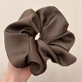 Bruine satijnen scrunchie vastgehouden in de hand met gladde textuur en zijdeglans - 7# Donkerbruin