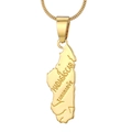 Détail macro du pendentif carte de Madagascar plaqué or 18 carats avec gravure - Pendentif Seul Madagascar