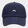 Gros plan sur la broderie de montagne et le tissu respirant de la casquette bleu marine - Réglable / Bleu marine