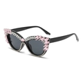 Occhiali da sole cat eye con strass rosa e bianchi su montatura nera in vista a 45 gradi - Regolare / Montatura Nera Strass Rosa