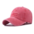 Dettaglio del ricamo freedom bianco su cappello da baseball in cotone rosso lavato - Regolabile / Rosso Anguria