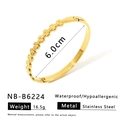 Détail du bracelet en acier doré 18 carats avec texture trèfle et diamètre de 6,0 cm - Texture Trèfle à Quatre Feuilles (NB-B6224)