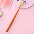 Simpatica penna gel con orsetto cartone animato e fusto arancione su scrivania rosa - Capibara / Marrone
