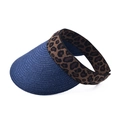 Dettaglio della visiera in paglia blu navy con fascia elastica leopardata per il sole - Taglia unica / Blu Navy Leopardo