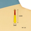Makro-Detail des Baseballschläger-Anhängers aus Legierung mit Emaille-Finish - Baseballschläger
