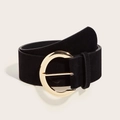 Détail d'une large ceinture en daim noir avec une grande boucle dorée ronde sur fond beige - Boucle Dorée / Noir