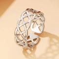 Anillo de acero inoxidable pulido con nudo tejido y diseño geométrico minimalista - Color Acero