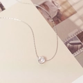Elegante collana con pendente in zirconia a 6 griffe argentata e catena sottile minimale - Color Acciaio