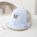 Dettaglio del cappello da sole per neonati con ricamo a orsetto e rete traspirante - 50cm (1-3 anni) / Blu