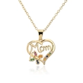 Nahaufnahme von 18K Gold MOM Herzanhänger mit buntem Zirkon Schmetterling und Edelsteinen - Herzform / Schmetterlingsdekor / Mom-Buchstabe