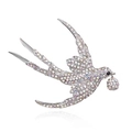 Dettaglio della spilla a rondine in argento con strass cangianti e pendente di cristallo - Rondine con Sfera Spilla Bianco AB