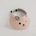 Dettaglio della visiera in paglia rosa con ricamo a gatto e fibbia posteriore regolabile - 52cm / Rosa